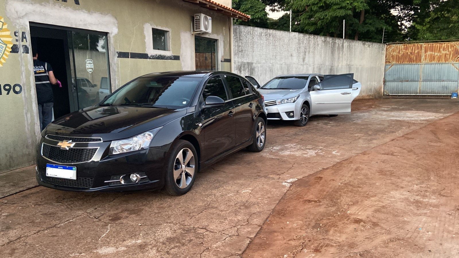 Veículos apreendidos pela polícia, Corolla do empresário ao fundo. Foto: Polícia Civil