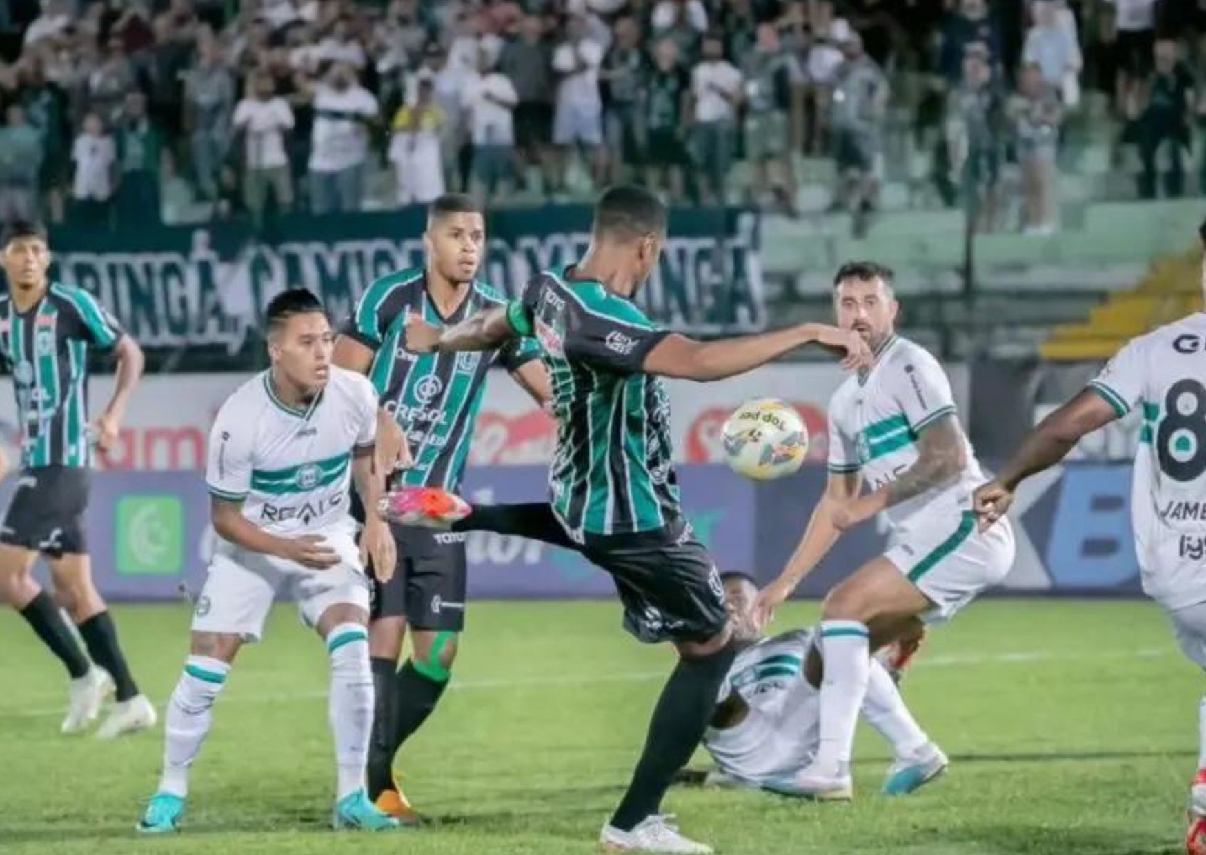 O zagueiro artilheiro Vilar marcou novamente contra o Coritiba e abriu o placar na noite deste domingo | Foto: Fernando Teramatsu/MFC