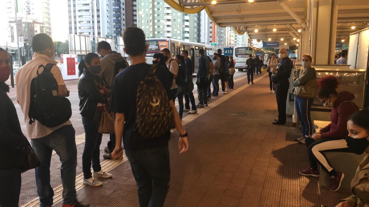  Filas se formaram para o embarque de passageiros no terminal no primeiro dia de cumprimento do decreto que obriga transporte coletivo de passageiros somente sentados (foto: Luciana Peña)