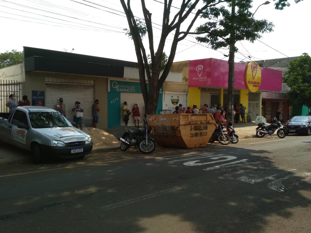 Ouvinte enviou foto de fila em sorveteria no Conjunto Requião nesse sábado (3)