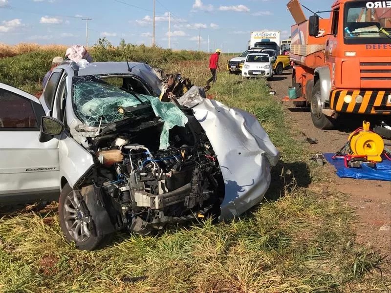 Carro ficou completamente destruído – Foto: Operações Aéreas Samu