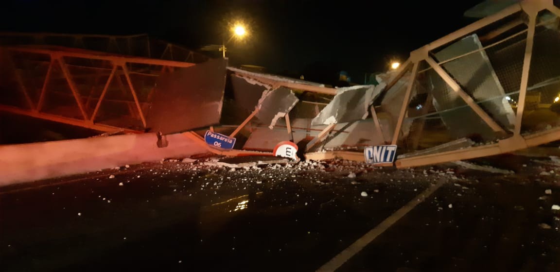 Passarela desabou após um caminhão caçamba bater na estrutura na madrugada dessa quinta-feira (21) | Foto: PRF