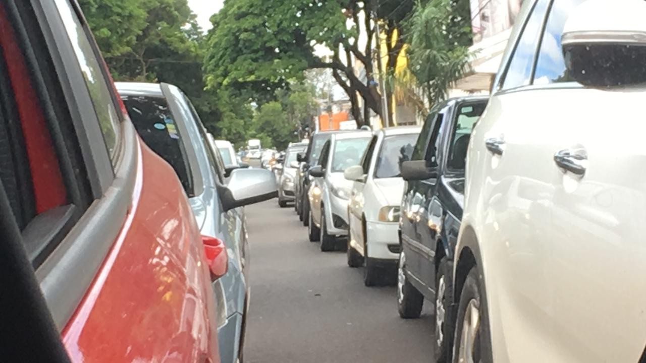 Fila quilométrica na Avenida Brasil, no Maringa Velho, para chegar ao Teatro Calil Haddad | Foto: Luciana Peña/CBN Maringá