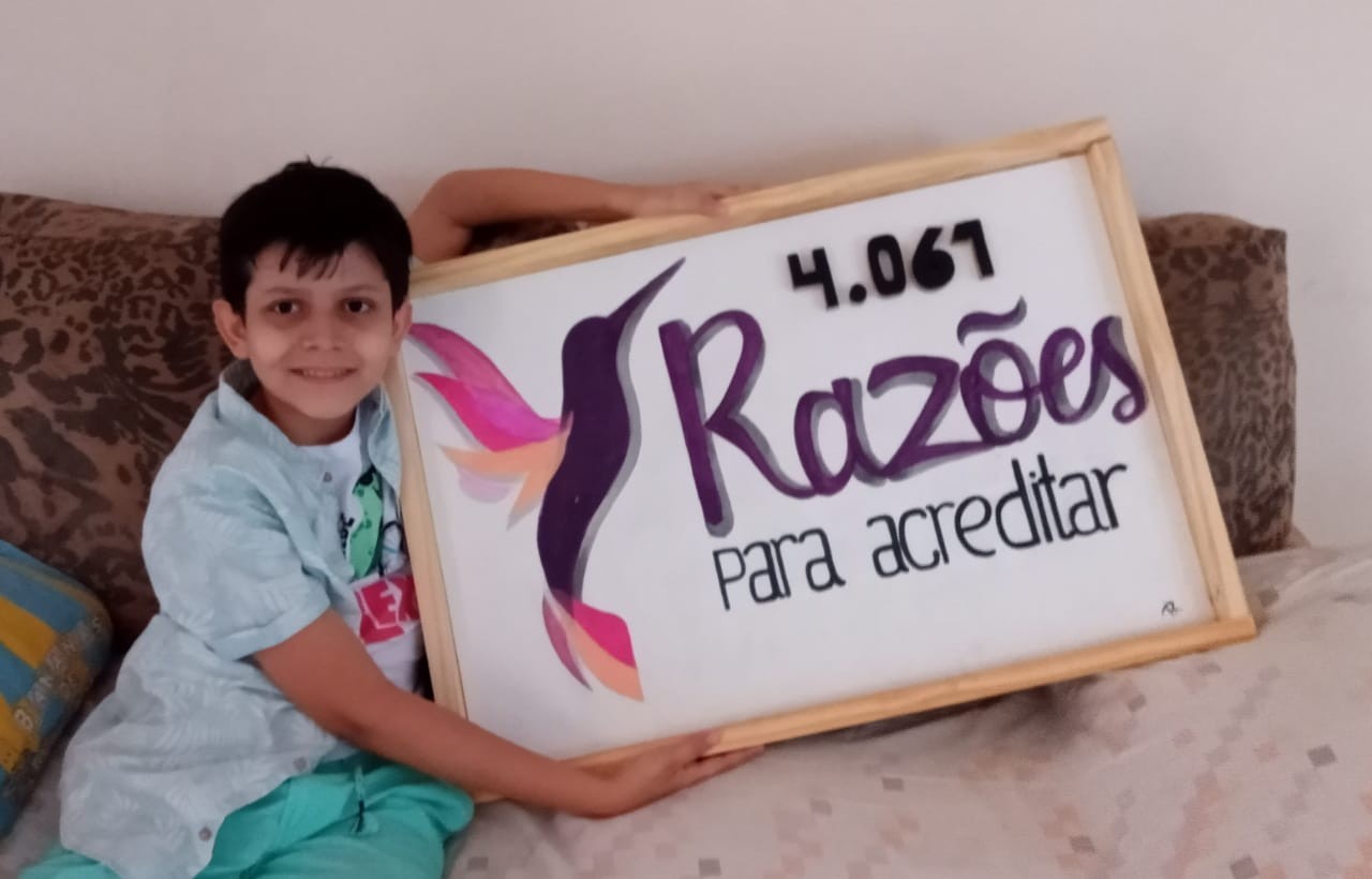 A família fez uma placa em homenagem à página “Razões Para Acreditar”, com o número de pessoas que doaram: 4.061 (foto: arquivo pessoal)