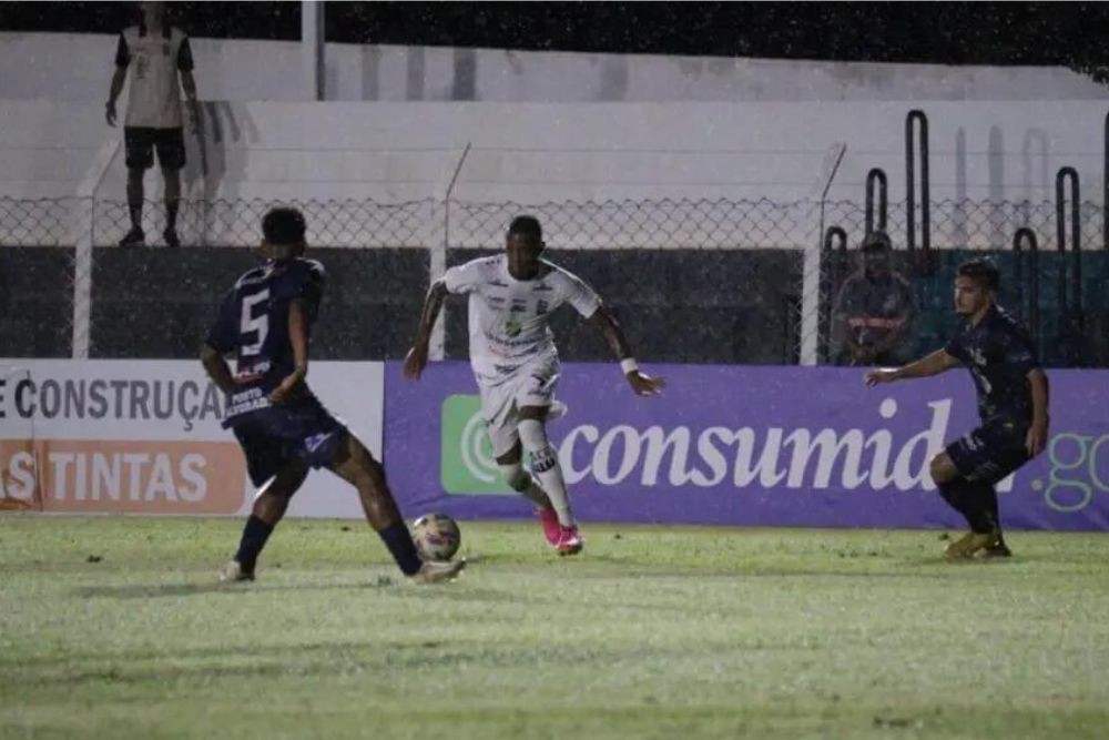 Muita chuva atingiu a cidade de Alvorada do Sul na noite desta quarta-feira | Foto: João Victor Bulhak/Galo Maringá