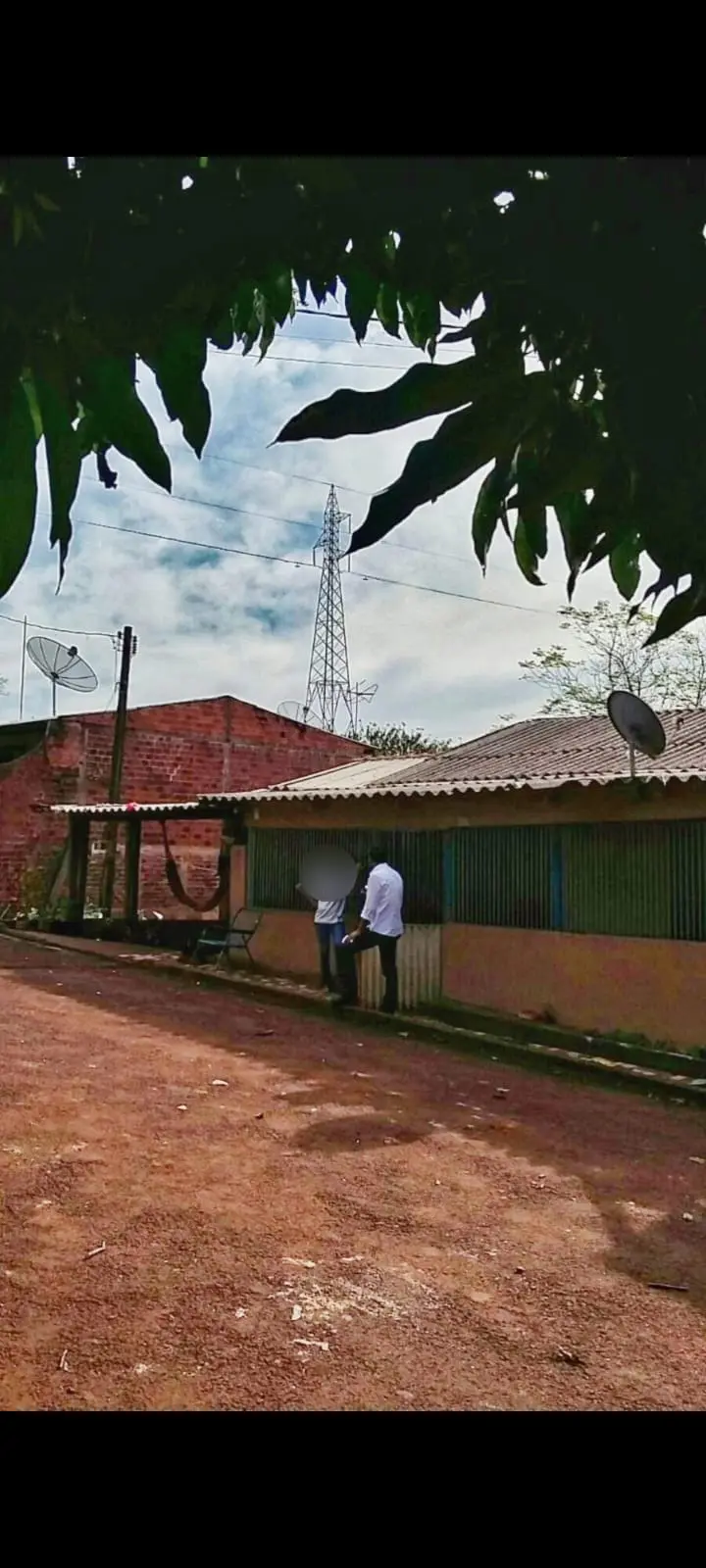 A casa da avó materna em Campo Mourão, onde Roneys Fon Firmino Gomes foi morar, com os irmãos após a separação dos pais. ficava a 200 metros da Avenida das Torres. Foto: jornalista Roberto Silva, com a esposa de um primo de Roneys/Arquivo pessoal Roberto Silva | Arquivo pessoal Roberto Silva