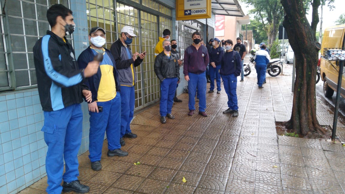 Carteiros parados em agência dos Correios em Campo Mourão 