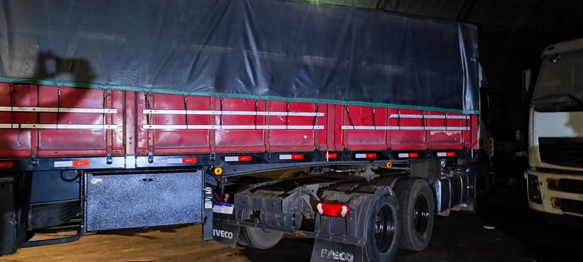 A droga estava em um caminhão vermelho, estacionado em um posto de combustíveis (Foto: Denarc)