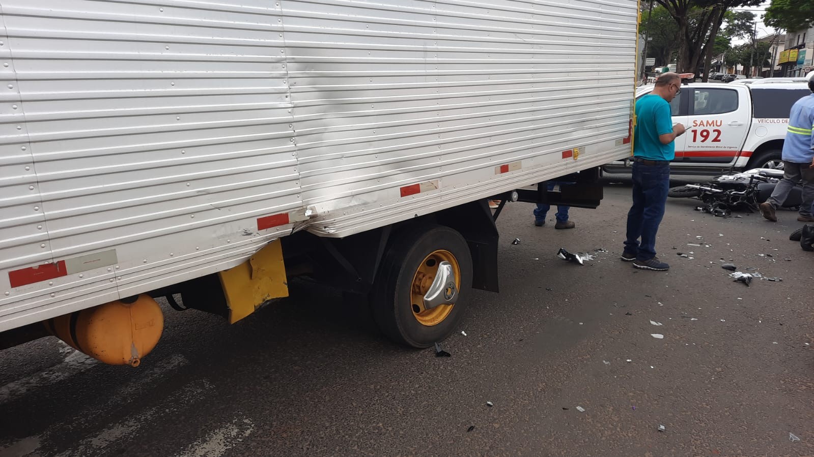 Caminhão com a lateral amassada após a batida | Foto: Corpo de Bombeiros