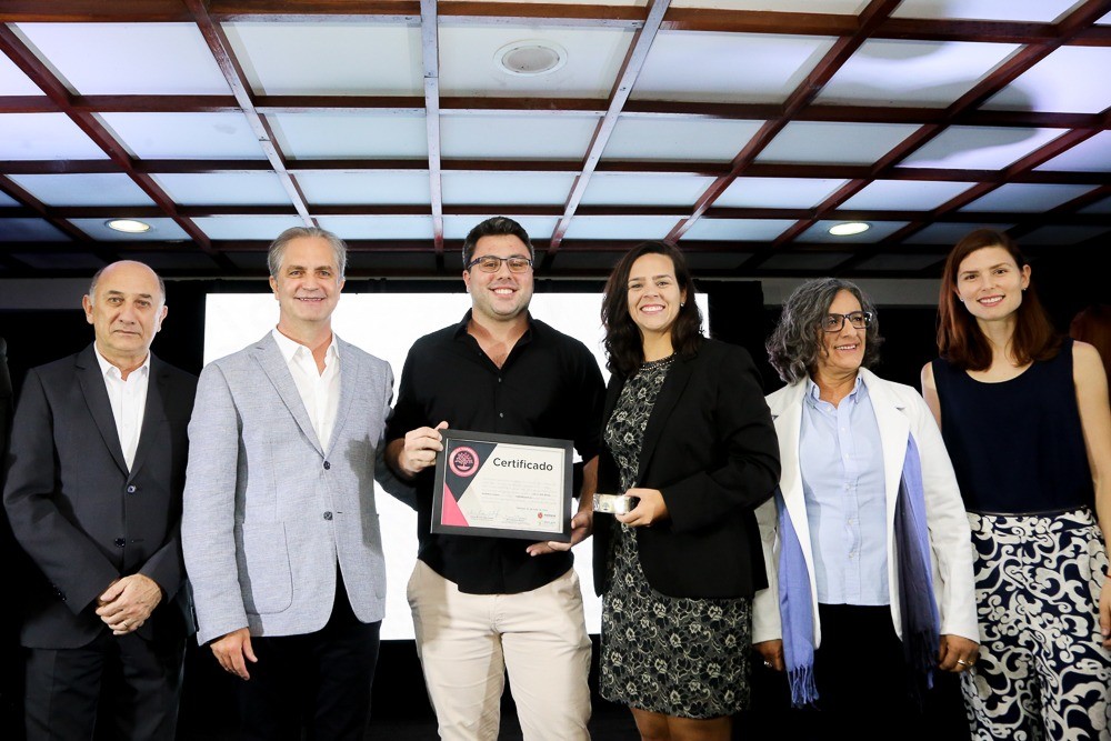 O diretor do GMC, André Barros recebe o selo Ipê em solenidade que teve a presença do prefeito Ulisses Maia e do vice-prefeito Edson Scabora (foto: PMM)