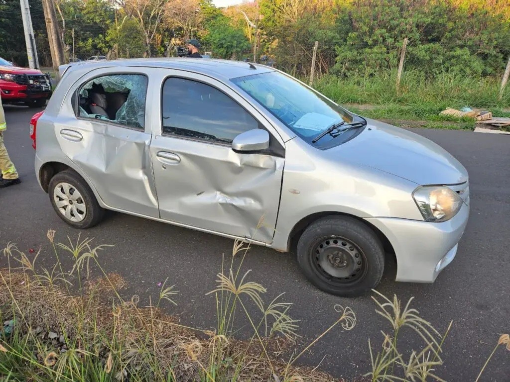 Ciclista não conseguiu parar a tempo e bateu em cheio na lateral do carro. / Foto Jota Junior