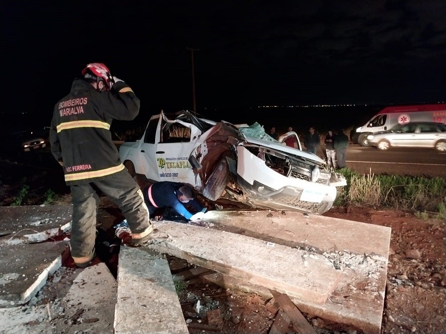 Caminhonete bateu contra um ponto de ônibus | Foto: GMC Online