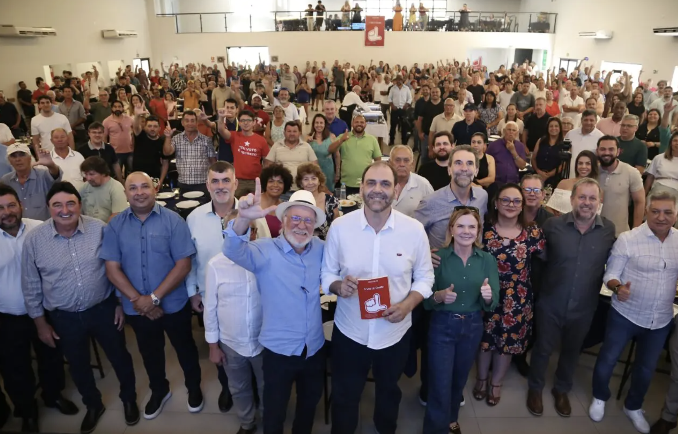 No centro da foto, o vereador Mário Verri com o livro “A Voz do Gesto”, tendo ao lado o autor, Mário Milani - Foto: GMC Online