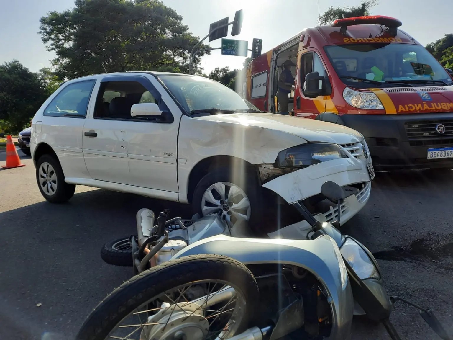 O acidente aconteceu no cruzamento das avenidas Juscelino Kubitschek e Itororó. Foto: Lucas Gabriel Notícias