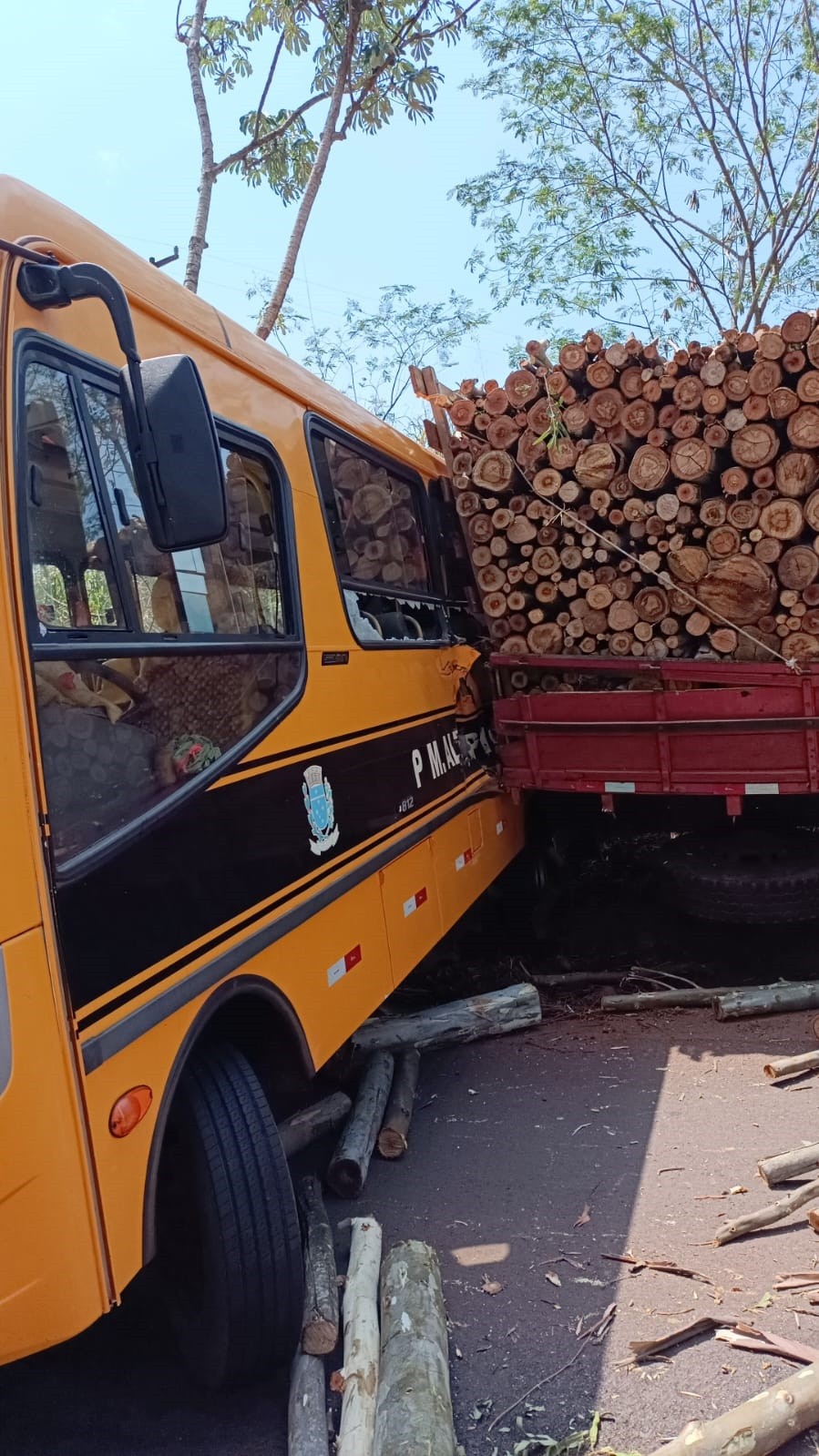 Ônibus atingido pelo caminão foi arrastado por alguns metros | Foto: Brandão Junior