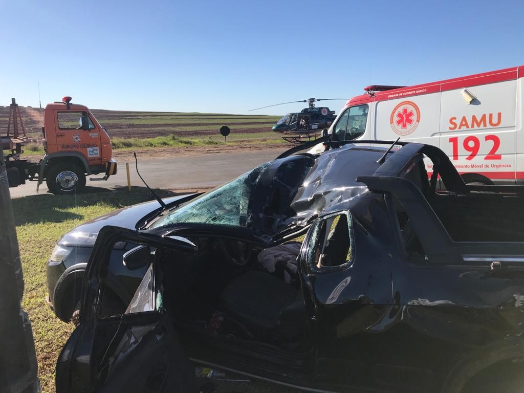 Veículo capotou perto da rodovia – Foto: Operações Aéreas Samu