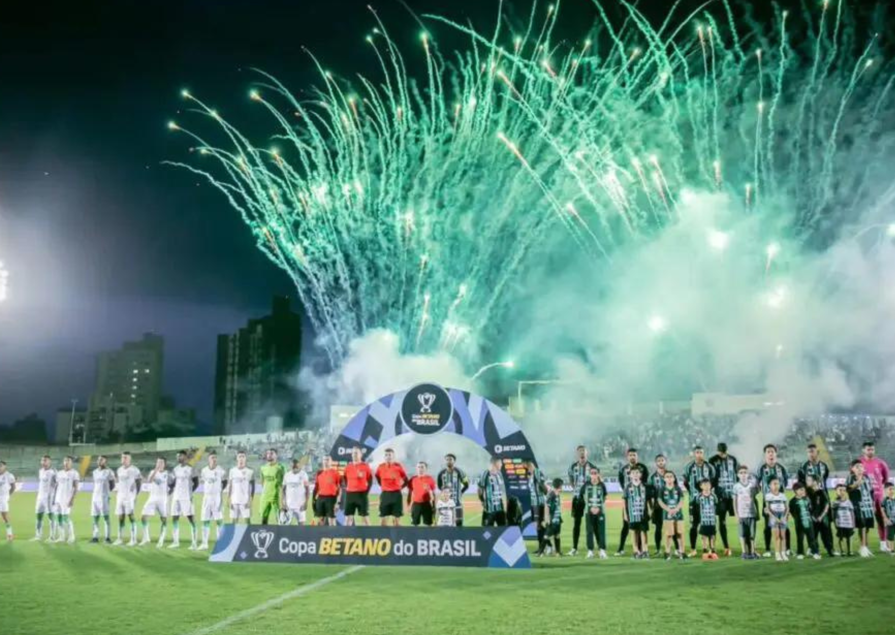 A torcida maringaense fez uma grande festa no WD e empurrou o time nos minutos finais | Foto: Fernando Teramatsu/MFC