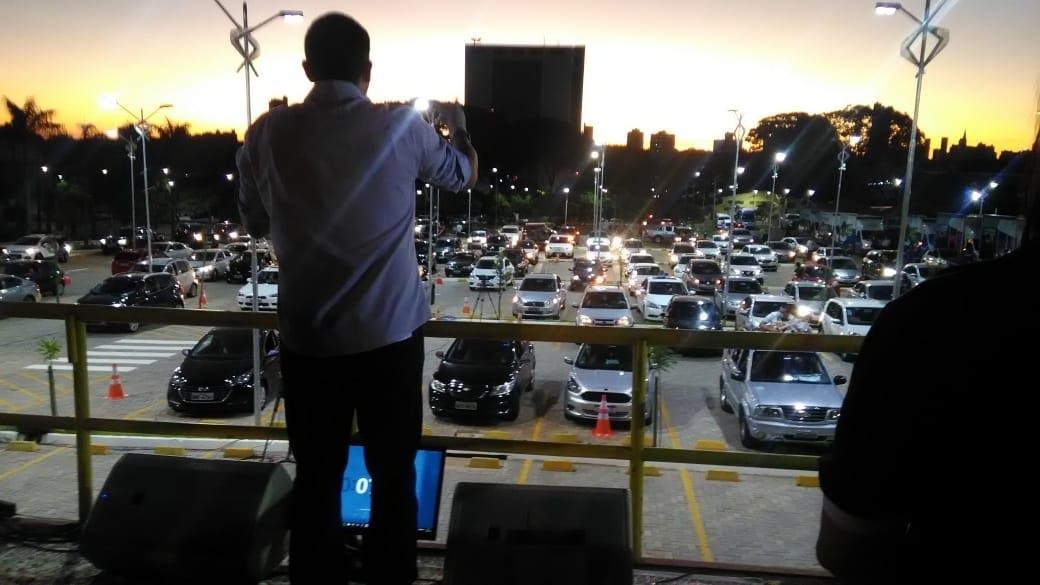 Em Maringá, também teve culto religioso em drive-in, na Unicesumar. Foto: Divulgação/UniCesumar