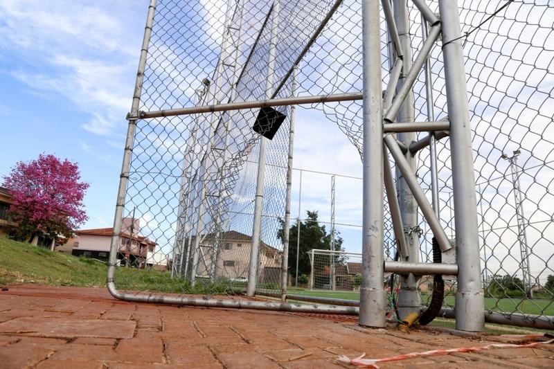 Nesta foto é possível perceber que a grade do portão também foi cortada para invadir o campo – Foto: Divulgação PMM