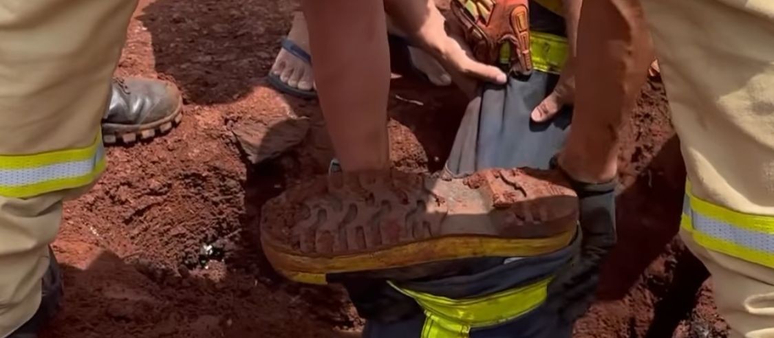 Bombeiros tentam tirar cachorro que caiu em buraco, mas animal não resiste