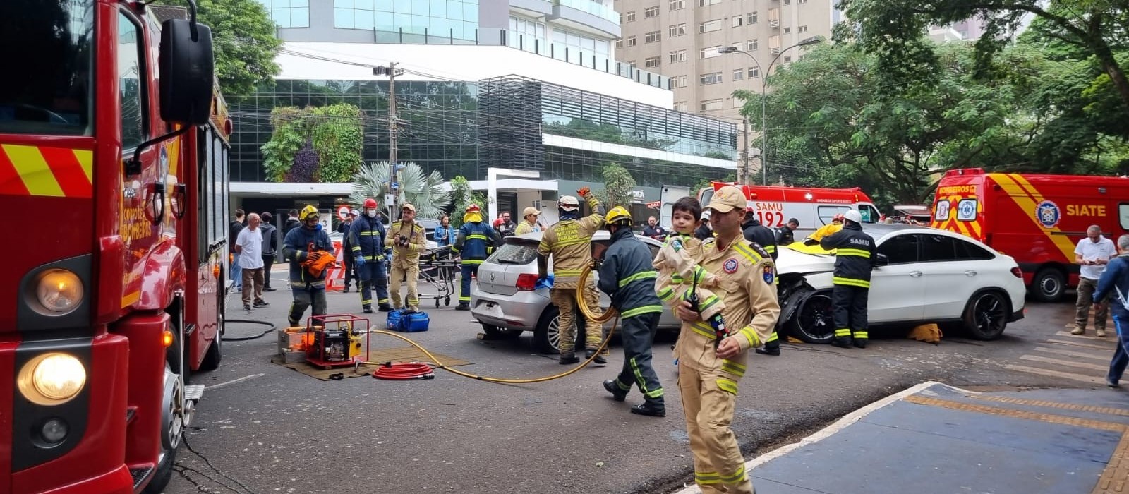 Simulação de acidente chama atenção em frente ao Parque do Ingá'