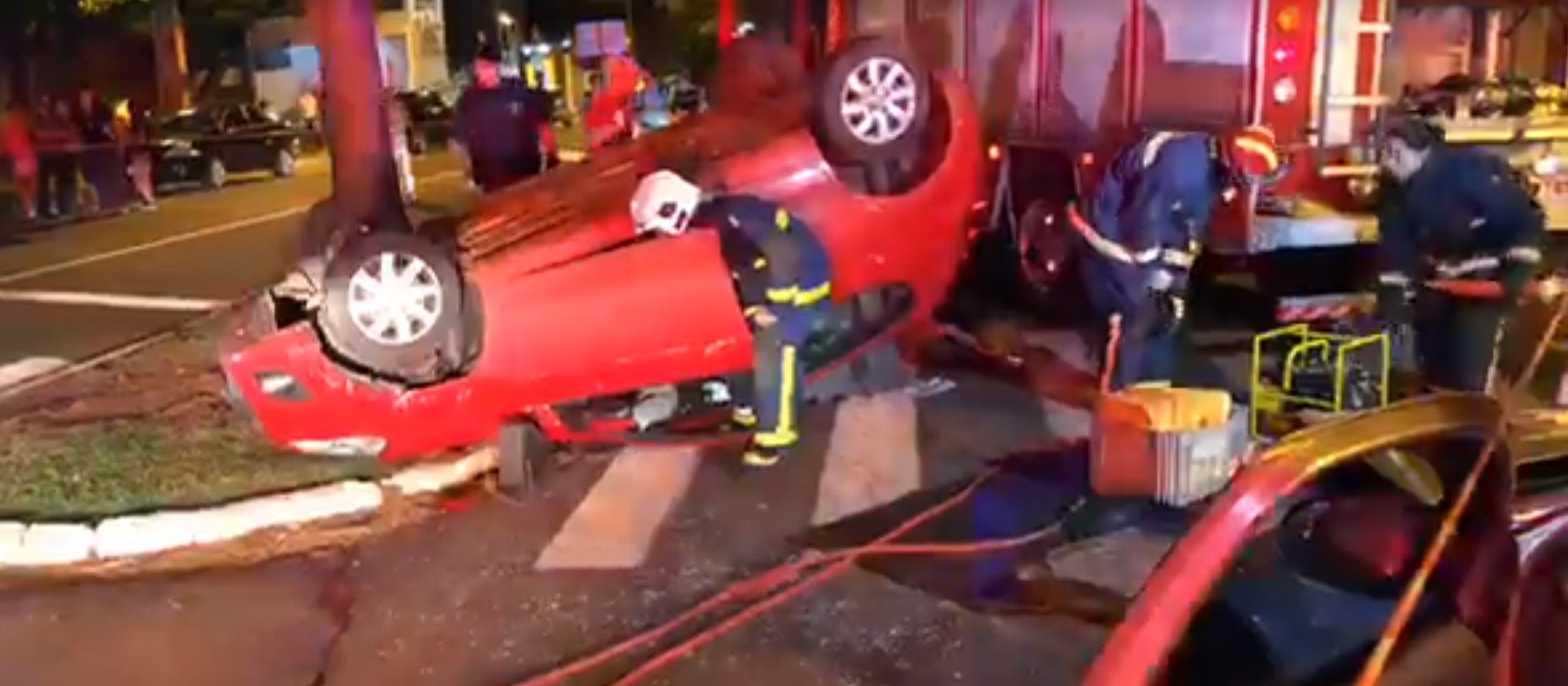 Carro capota após batida e deixa jovem presa dentro do veículo