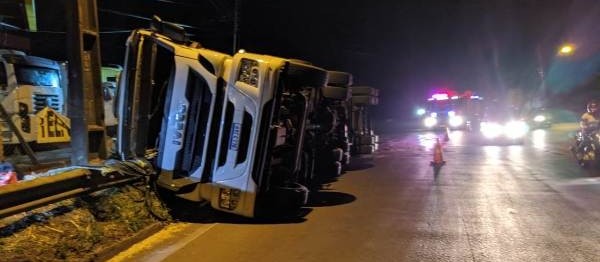 Caminhão carregado com 38 mil litros de leite tomba na rotatória do Shopping Catuaí