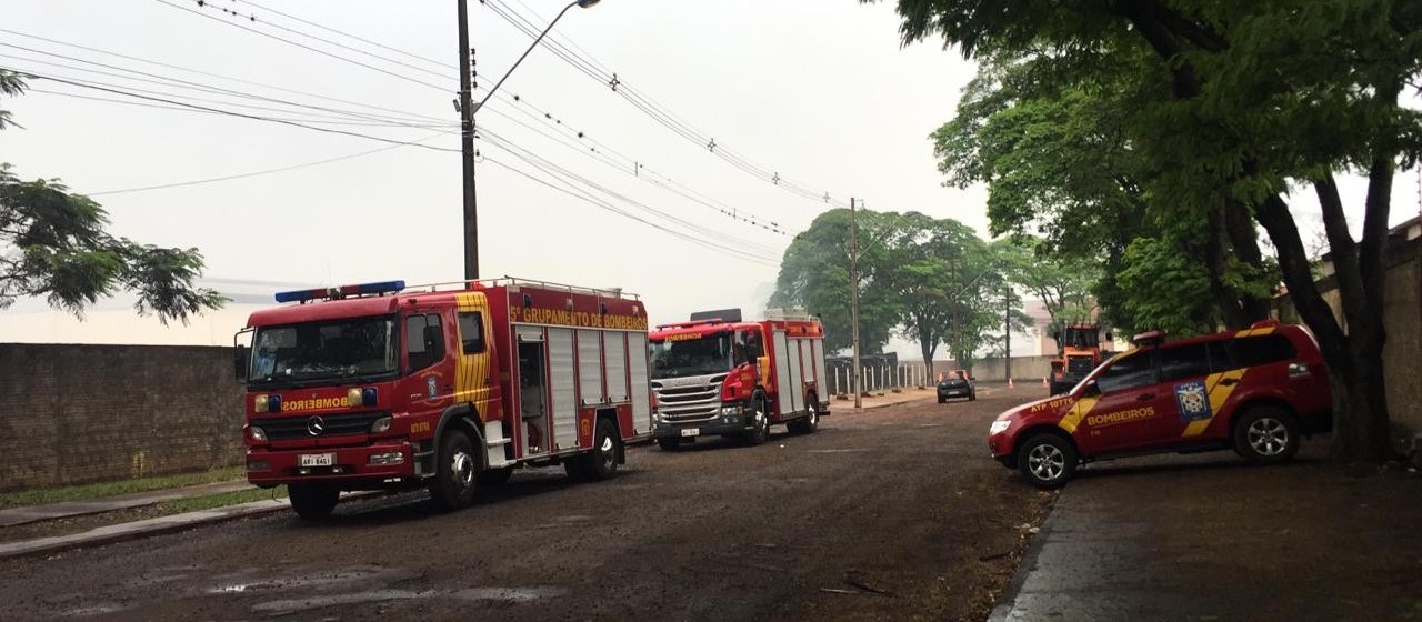 Bombeiros mudam estratégia e retiram material inflamável com guindaste