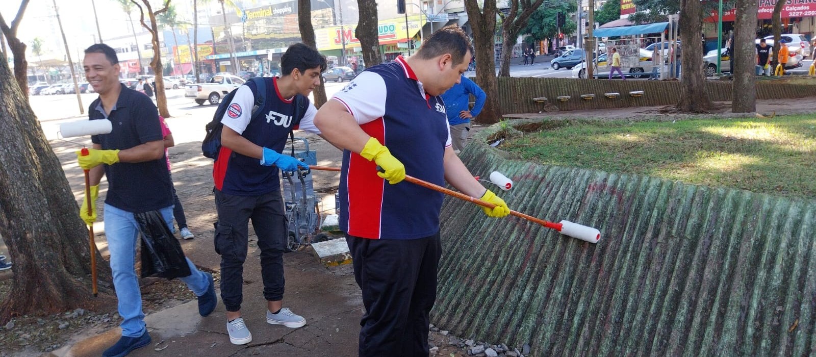 Praça Raposo Tavares ganha cara nova em ação de comerciantes e voluntários 