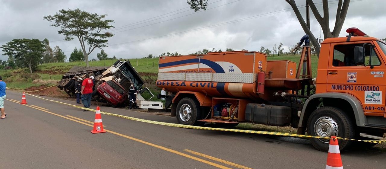 Colisão frontal entre carro e caminhão mata duas pessoas