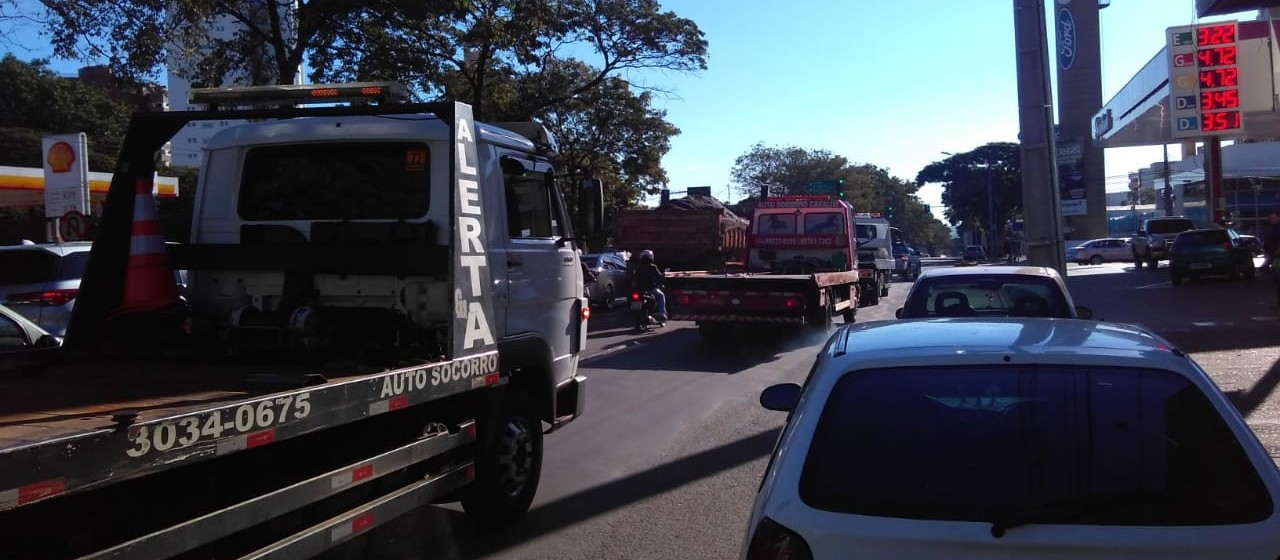 Motoristas de guincho fazem ato em solidariedade aos caminhoneiros