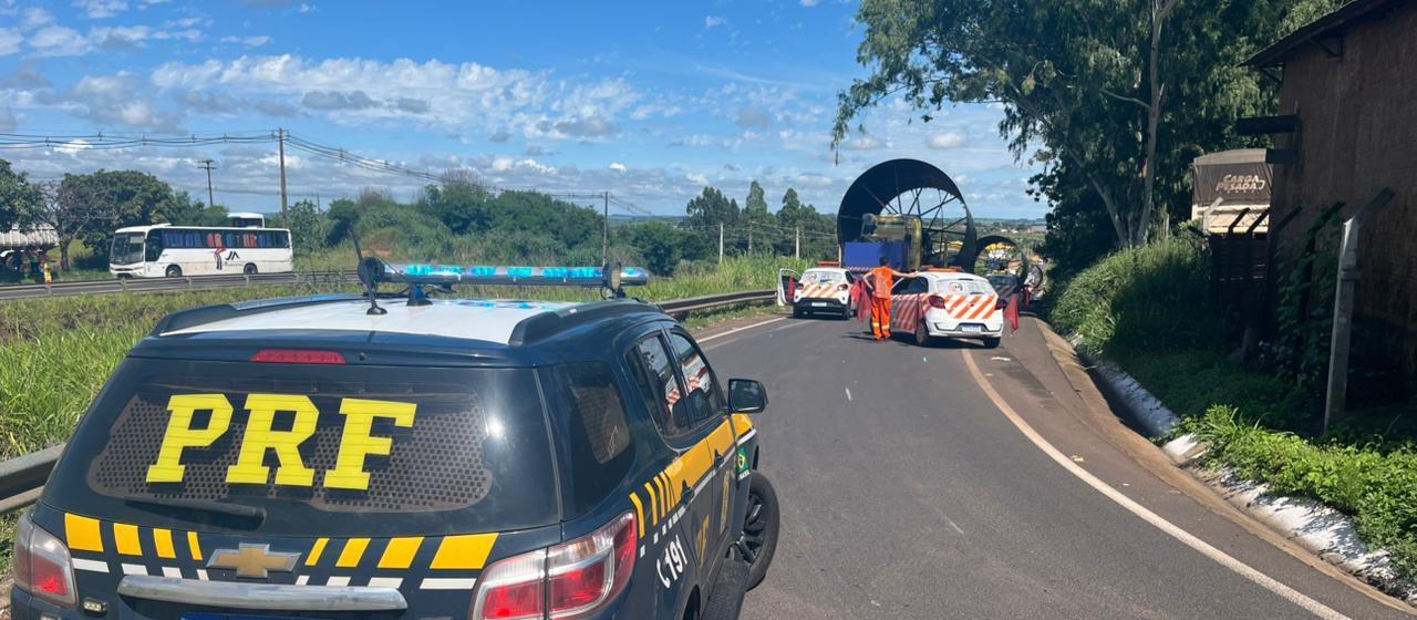 Transporte de carga superdimensionada altera o trânsito na BR-376