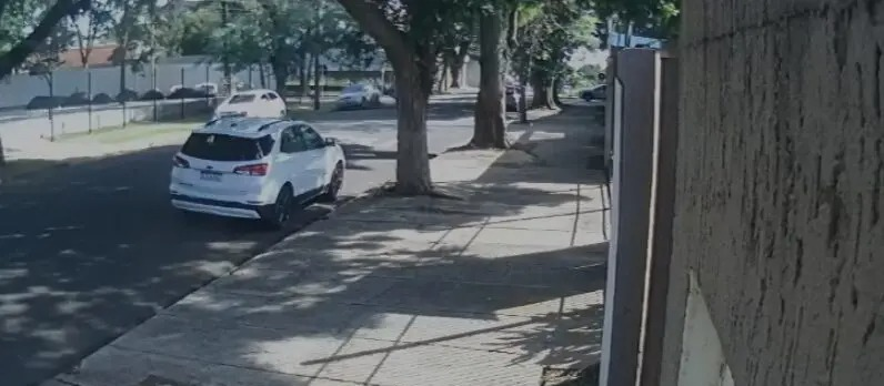 Motorista passa mal e tomba carro após bater contra veículo estacionado