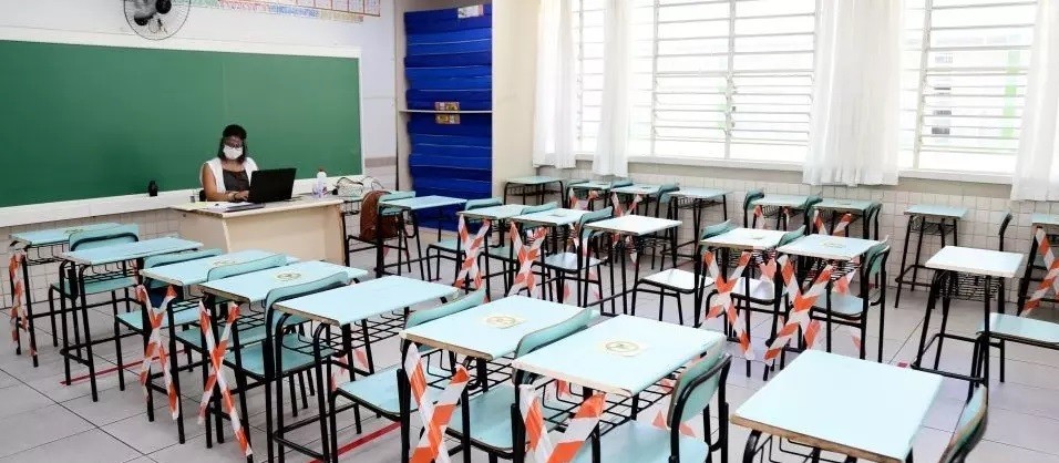 Servidores decidem que retorno às aulas presenciais só em setembro