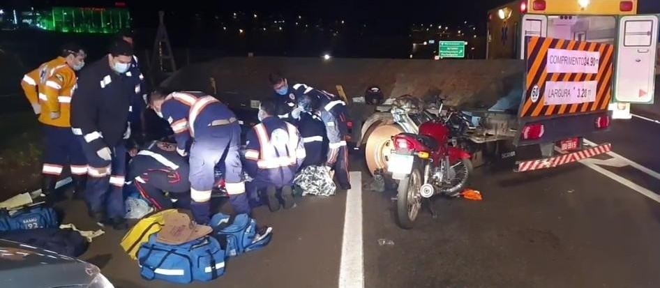 Acidente entre moto e carreta deixa ferido grave 