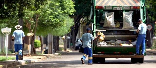 Coleta de lixo atrasa por causa do feriado de Natal