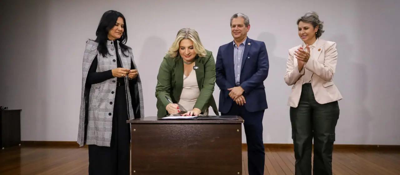 Nova secretária de Educação assume com propostas para aproximar comunidade do ambiente escolar