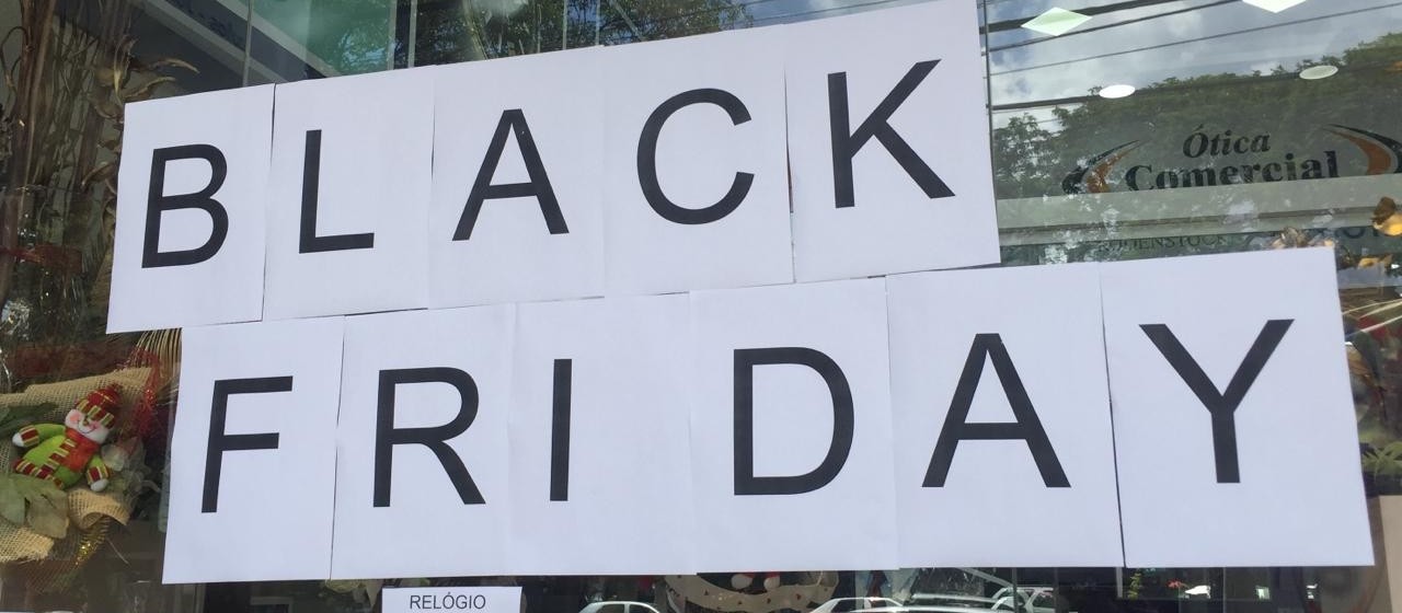 Comércio repleto de ofertas da Black Friday em Maringá