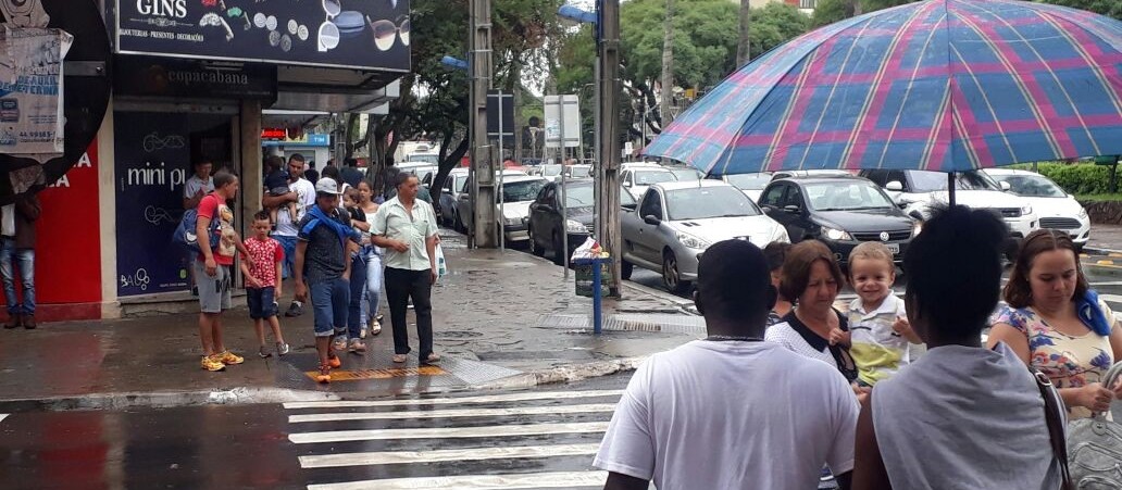 O que as pessoas fazem um dia após o Natal no centro de Maringá?