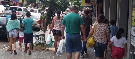 Comércio movimentado no último domingo antes do Natal