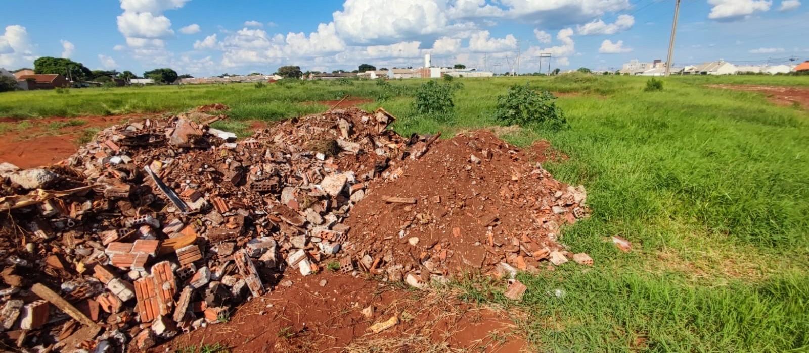 Fiscalização flagra descarte irregular de entulho em terreno de Sarandi