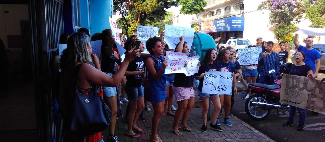 Sem ônibus da Prefeitura, sarandienses se viram para estudar na UEM