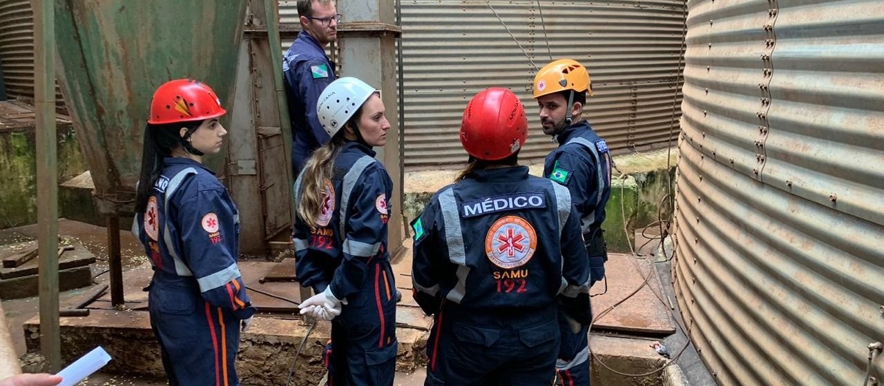 Trabalhador que ficou soterrado em silo de Maringá está no hospital