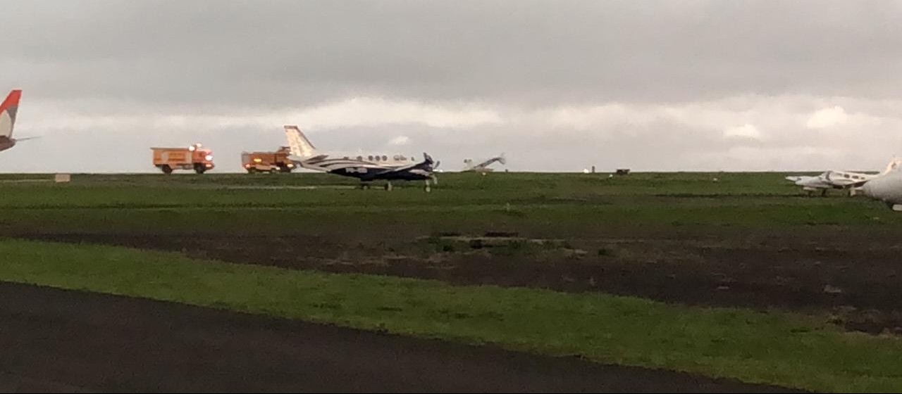 Ventos fortes tombam avião em Maringá