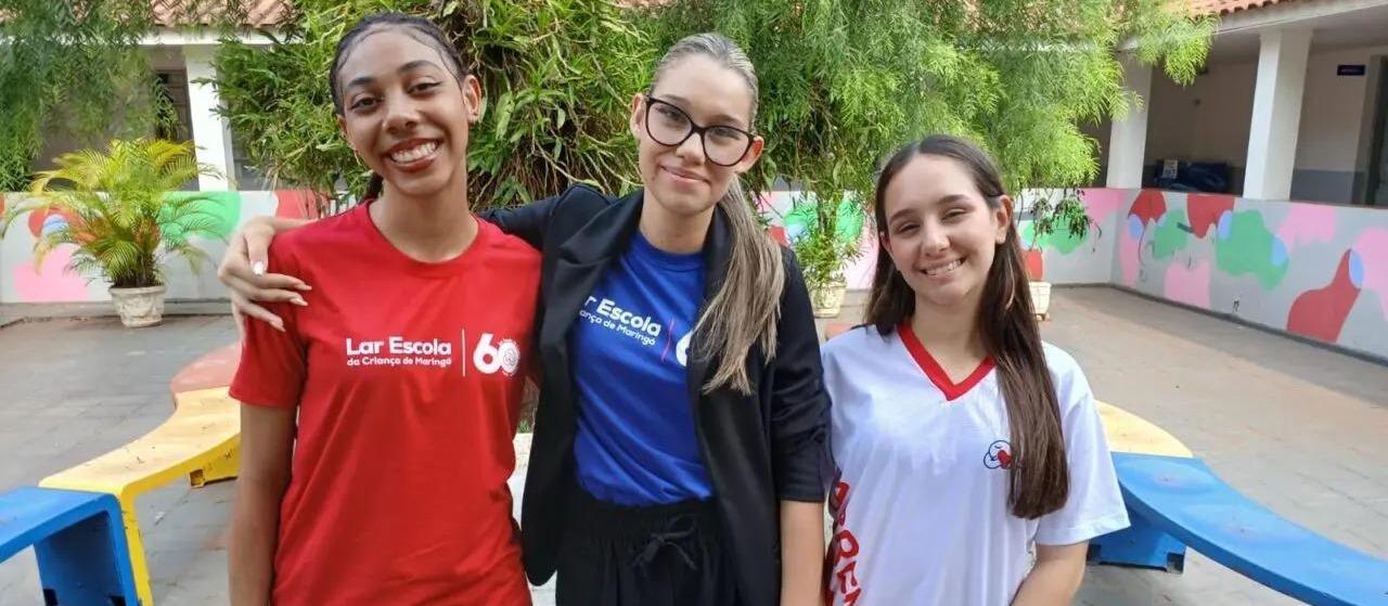 Jovens do Lar Escola de Maringá desejam um feliz Natal