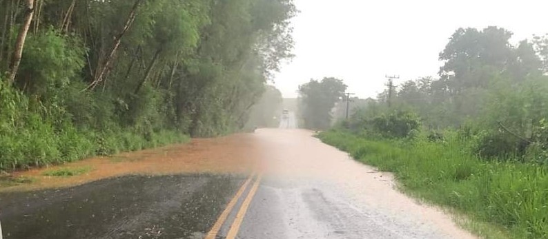 Rio Andirá sobe e interdita PR-554 em São Jorge do Ivaí