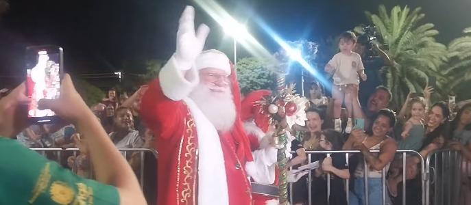 Abertura da Maringá Encantada reúne público na Praça da Catedral com chegada do Papai Noel e acendimento das luzes