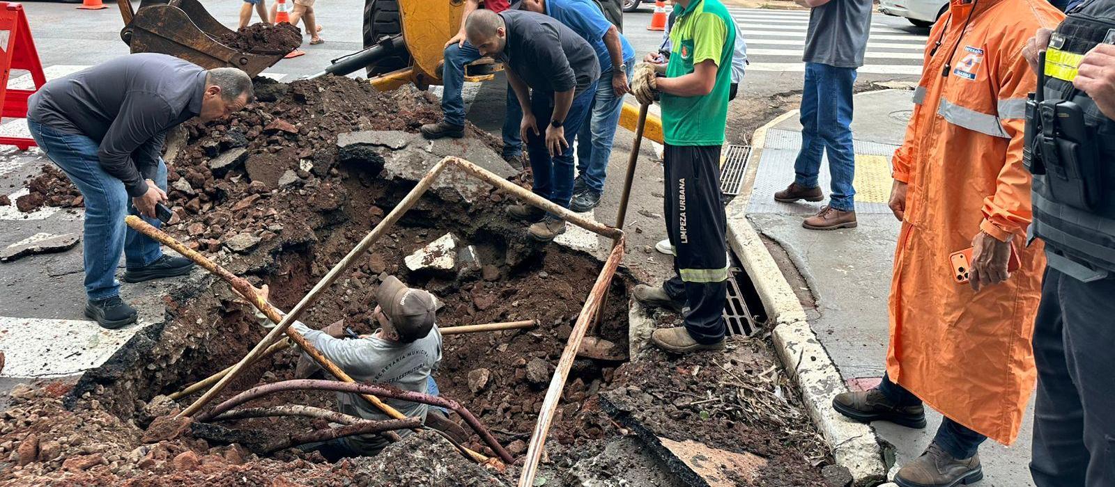Buraco na Avenida Paraná mobiliza equipe de Infraestrutura