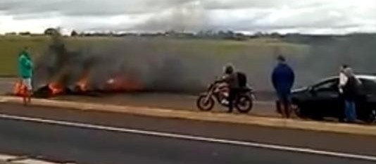 Moradores protestam na BR-376  para pedir passarela