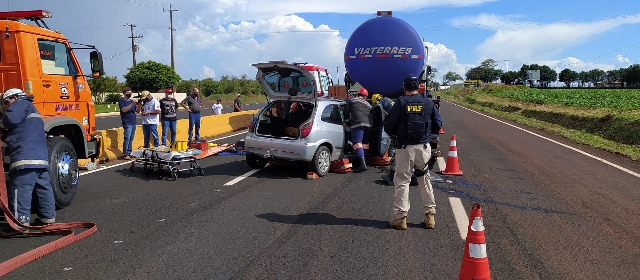 Acidente grave causa congestionamento e segunda colisão na BR-376